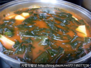 막 끓여도 맛있네? 들어는봤나, 고추장미역감자찌개 >_