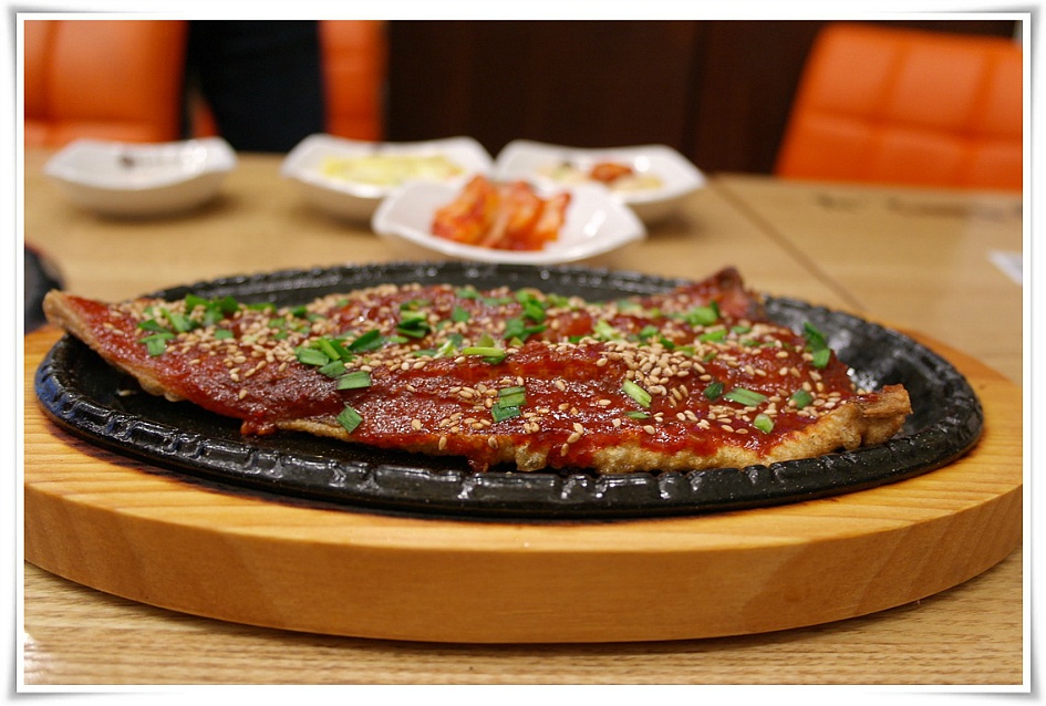 깨와 파가 뿌려져 있는 코다리 구이