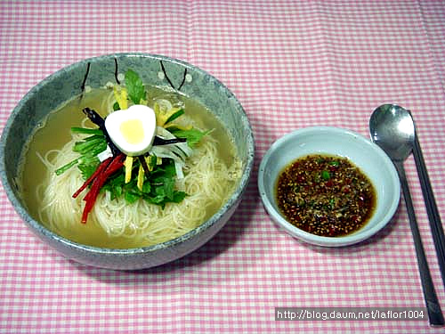 더위에도 상큼한 참나물잔치국수~