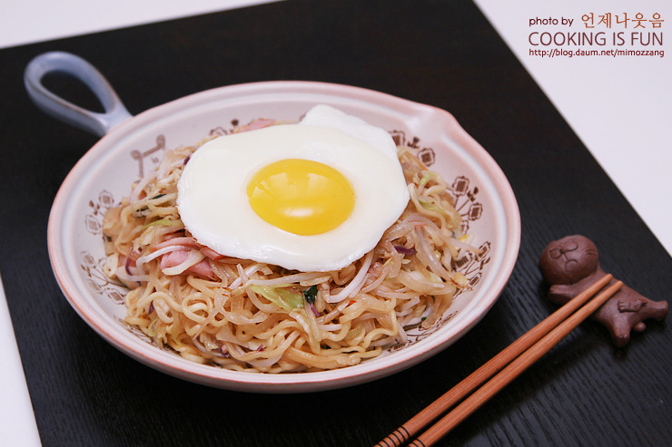 달걀노른자와 섞어먹어야 제맛! 후루루짭짭 맛좋은 야끼라면