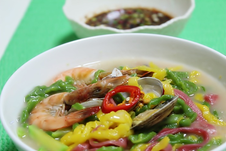 세가지 맛을 느껴봐요 삼색 칼국수