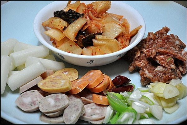 다른 반찬이 필요없는 션한맛의 소시지 김치찌개