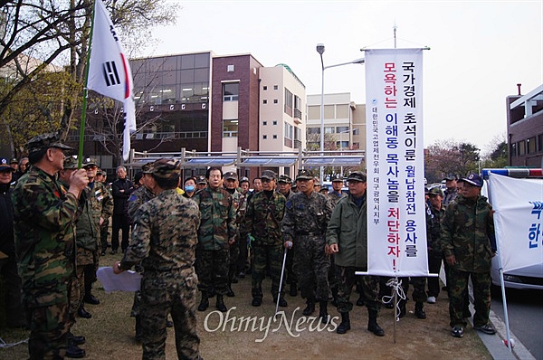 베트남 학살 피해자 앞에 무릎꿇은 명진 스님