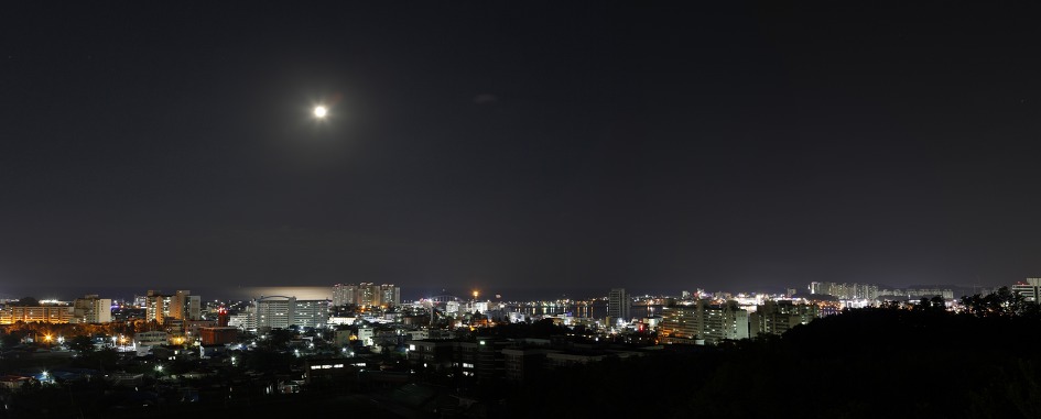 휘황찬란한 아파트 불빛 과  어울려진 자연의 빛
