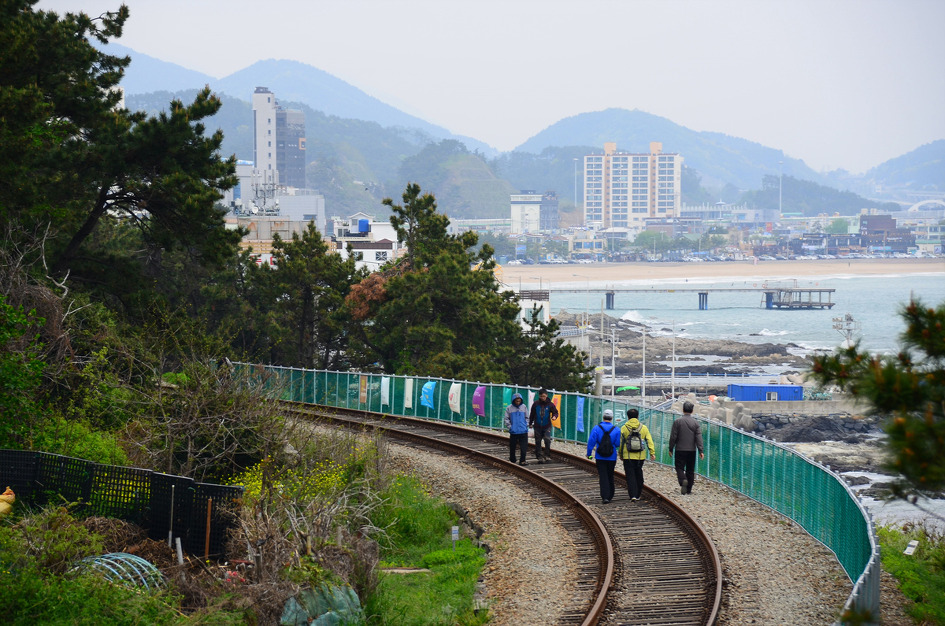 녹쓴 철길위에서