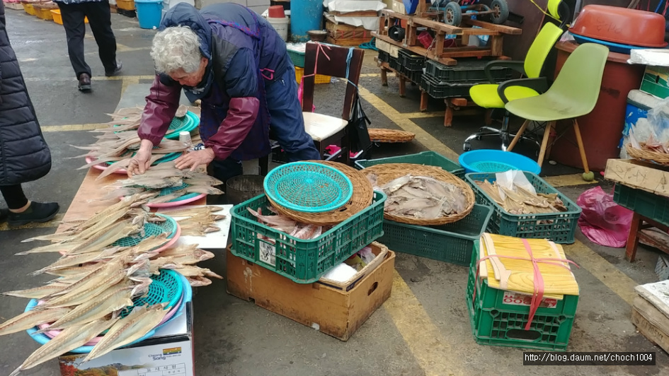 해산물이 넘쳐나는 여수 교동시장 풍경