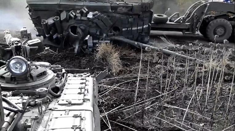 우크라니아 육군 T-64 전차의 트레일러 적재 미숙 사고 - Ukrainian Army T-64 Tank Trailer inexperienced loading accident