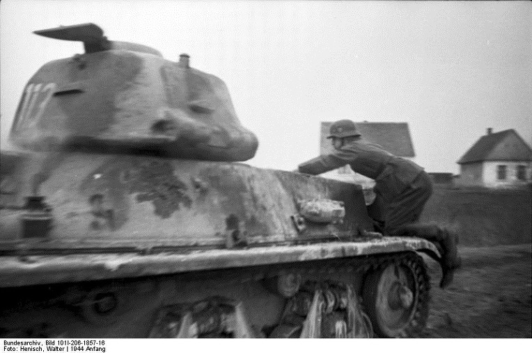 독일군이 노획하여 발칸전선에서 사용했던 프랑스군 H 39 호치키스 경전차 -German capture used French H 39 Hotchikiss Light Tank in the Balkan 