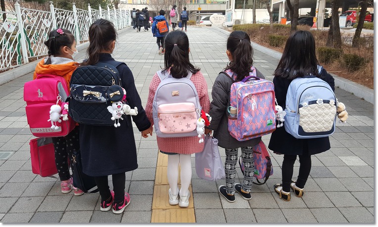 수원 신풍초, 청렴캐릭터 '행복천사' 제작 배부