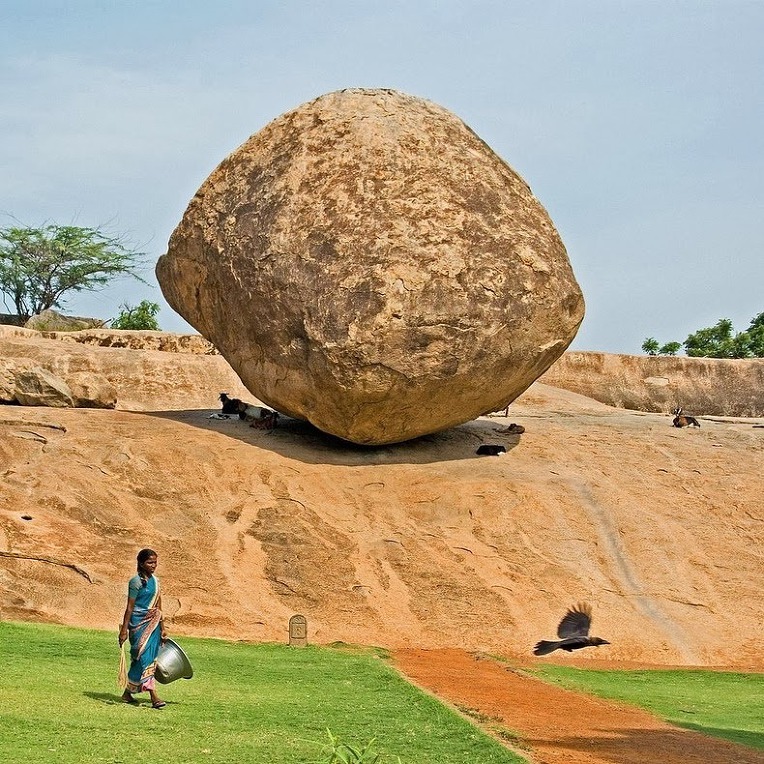 인도의 흔들 바위 마하발리푸람 마을 크리슈나의 버터 볼  India gigantic boulder Krishna's Butterball in the Mahabalipuram