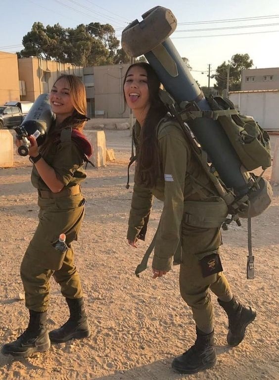이스라엘 여군의 라파엘 스파이크 LR-2 대전차 미사일 등짐 수송 - IDF Woman soldiers RAFAEL Spike LR2 ATGW carry a burden transport 