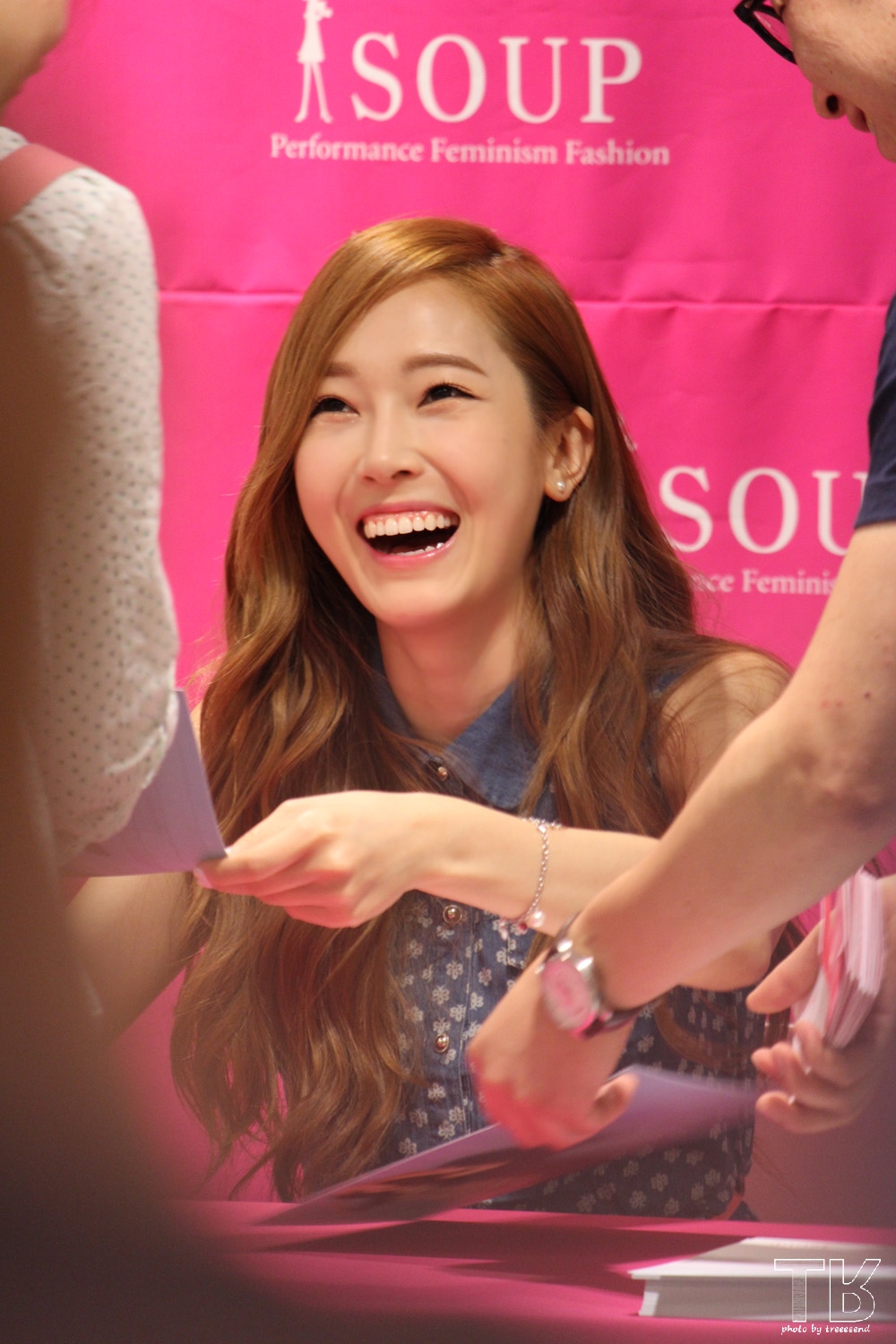 [PIC][14-06-2014]Jessica tham dự buổi fansign lần 2 cho thương hiệu "SOUP" vào trưa nay 2624BE3B53AE9104078028